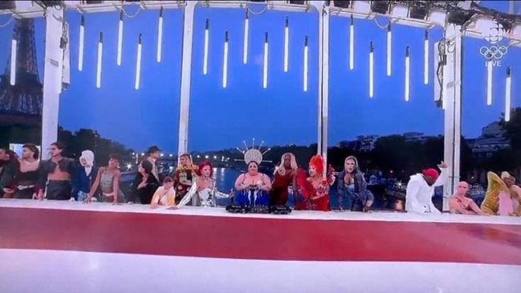 Lo show olimpico “blasfemo”. Il direttore artistico: “Nessun riferimento a Cristo e all’Ultima Cena”