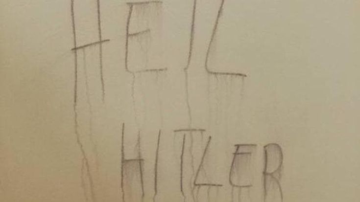 Svastiche, scritte omofobe e inneggianti a Hitler e Mussolini nei bagni di una scuola a Gallarate