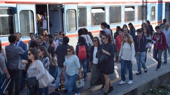 Trasporti, treni lumaca per la sicurezza: tra Bari e Barletta un'ora di attesa e corse soppresse 