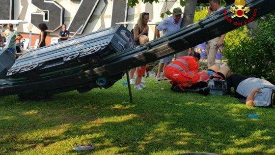 Verona, si ribalta trenino al parco divertimenti: anche due bimbi tra i feriti