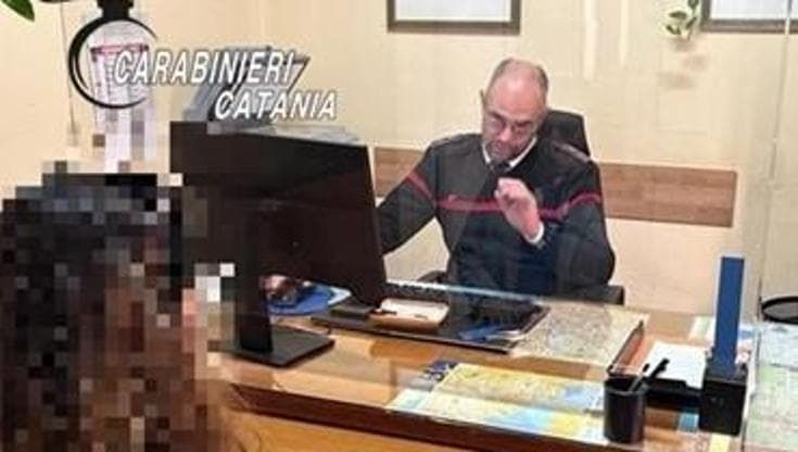 Stringe le mani al collo della compagna e la minaccia di morte, arrestato 47enne nel Catanese