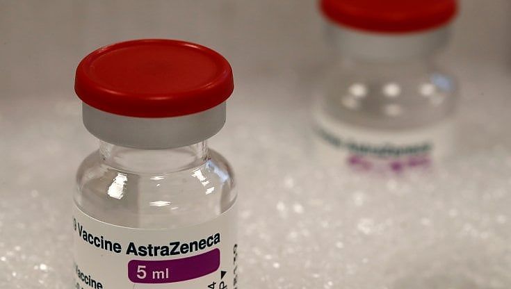 AstraZeneca: "Ecco i sintomi cui prestare attenzione". La lettera dell'autorità del farmaco danese ai vaccinati 