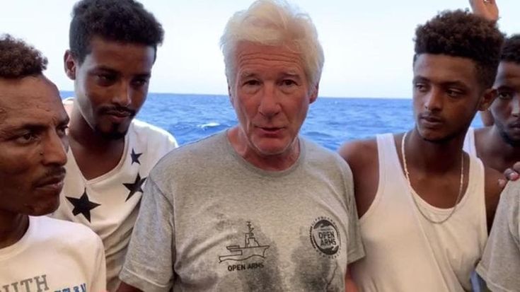 Richard Gere coi migranti. “In un Paese cattolico come il vostro è inconcepibile una destra che non vuole salvare”. La replica di Salvini: “Ossessionato dal razzismo”