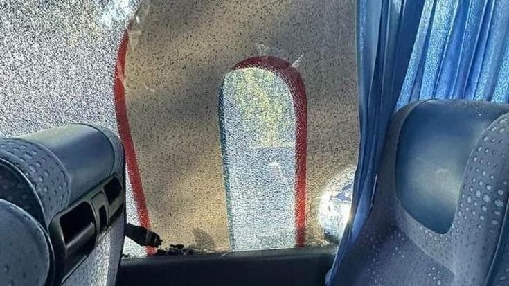 Calcio violento, lancio di pietre contro il pullman del Casarano: paura a Ischia