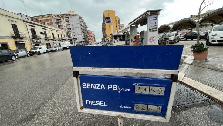 Bari il salasso del pieno in centro: "Fino a 2,26 per un litro di diesel, qui tariffe più alte ma non decidiamo noi"