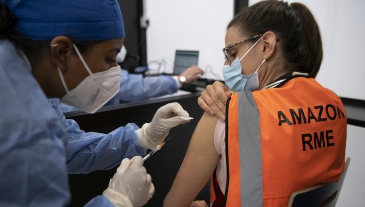 Vaccini, via alle iniezioni in azienda. Ma l’adesione è volontaria