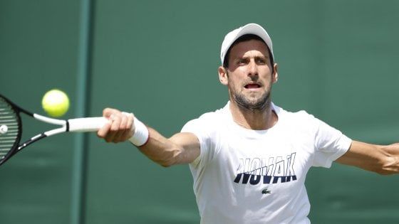 Tennis, al via Wimbledon tra fascino e polemiche: Djokovic l'uomo da battere. Prima volta da numero 1 per la Barty