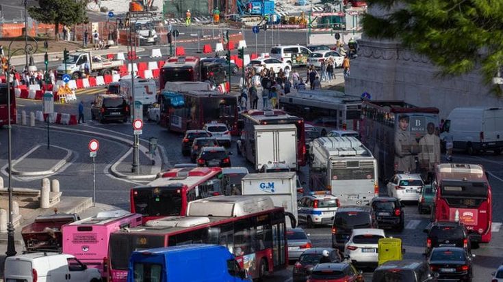 Nella morsa del traffico di Roma: 100 metri in dodici minuti