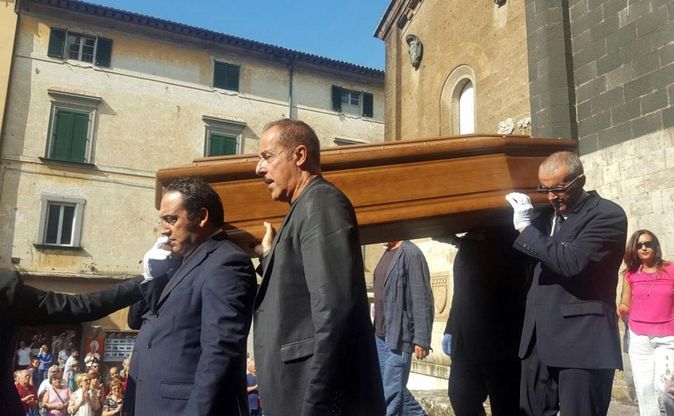 Orvieto, l'ultimo saluto ad Anna Marchesini: Solenghi e Lopez accompagnano il feretro
