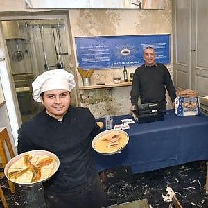 La pizza fritta adesso si mangia anche a Torino