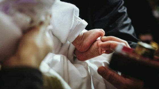 San Gennaro Vesuviano: celebrano battesimo. I carabinieri denunciano prete e altre 4 persone
