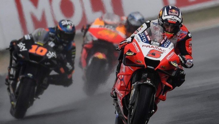 MotoGp, libere a Misano sotto la pioggia: sfida tra Aprilia e Ducati, Bagnaia favorito per la gara