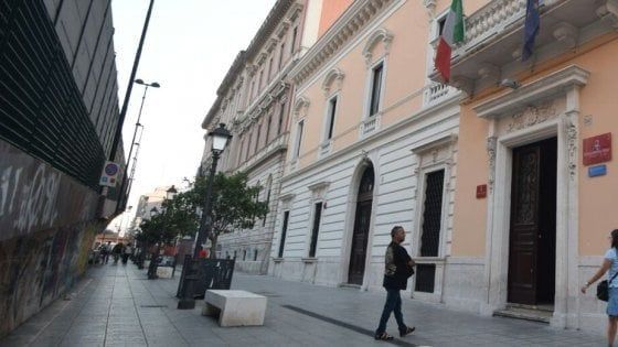 "Niente abiti succinti, il liceo quasi come una chiesa": a Bari la circolare del preside