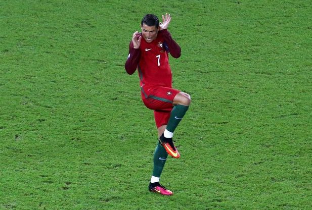 Europei 2016, Cristiano Ronaldo terrorizzato: lo scatto diventa meme