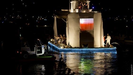 Ischia, barche allegoriche e incendio del Castello: in migliaia per l’incanto della Festa di Sant’Anna