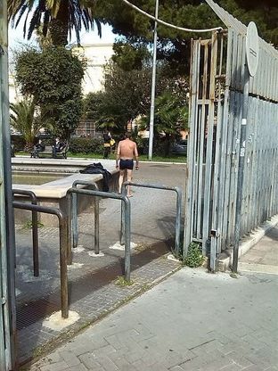 Con problemi psichici, si spoglia davanti al tribunale: bloccato e ricoverato in ospedale