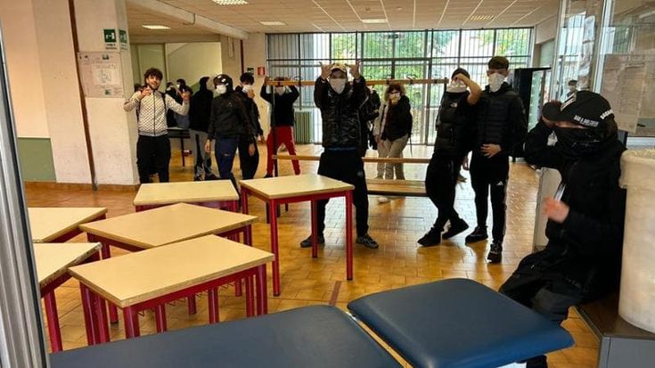 Incappucciati in una scuola elementare a Torino, bambini e insegnanti in fuga. Arrestato un 17enne