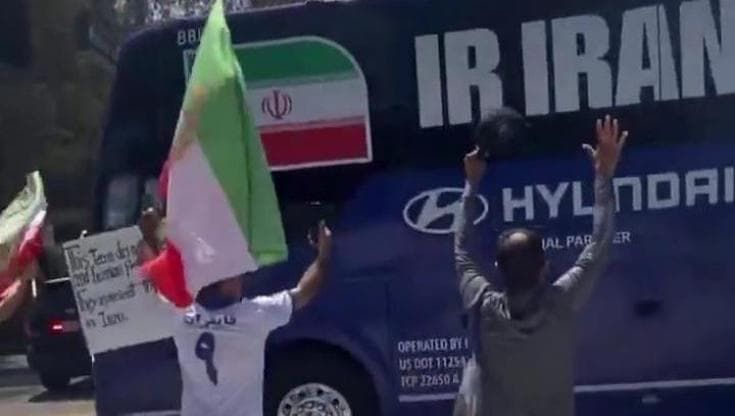 Mondiali, la nazionale iraniana arriva allo stadio: urla e proteste al passaggio del pullman