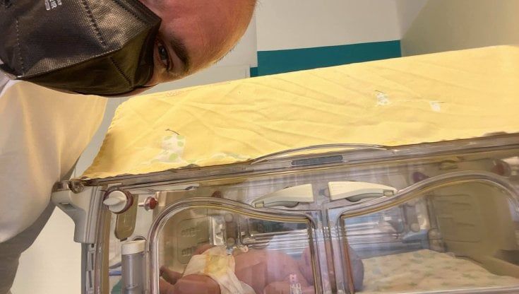Bari, dopo 45 giorni in terapia intensiva diventa papà di una bimba: "Il mio solo pensiero era farcela per lei"