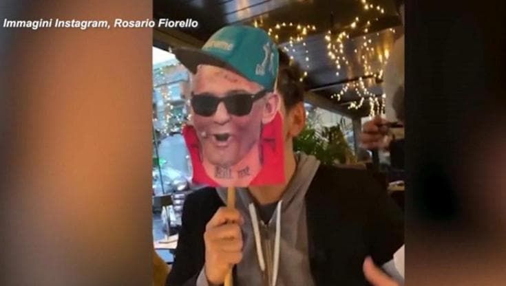 Fiorello e il rap sulla fascia arcobaleno 'One Love': "L'amore non si schifa metti la fascia e non avere Fifa"