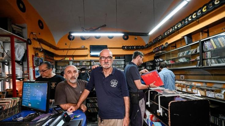 Centro storico, Addio a Tattoo Records il tempio dei vinili. “Qui arriverà una pizzeria”