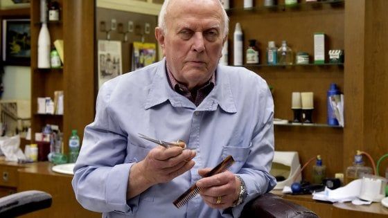 Via Bixio, chiude lo storico barbiere: "Arrivai da Collecchio in bici 60 anni fa"