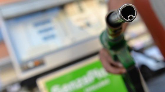 Bari, si fingevano petrolieri per rubare migliaia di litri di benzina: in tre arrestati per truffa