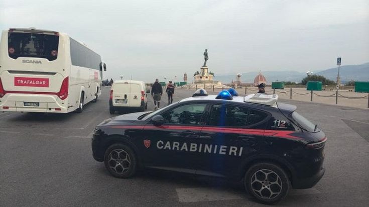 Firenze, allarme rientrato al piazzale dopo la bombola di gas trovata sotto la copia del David