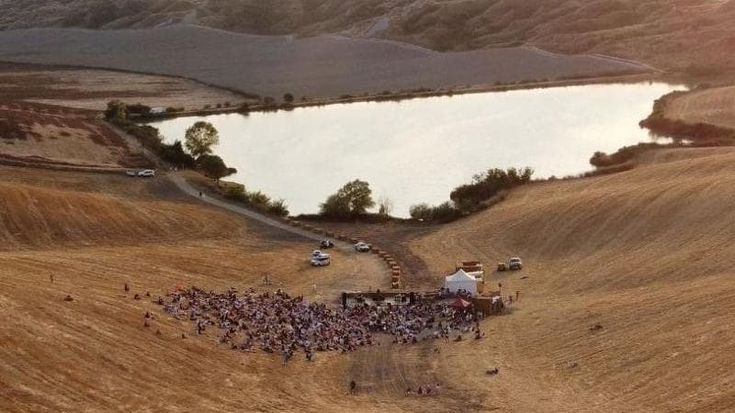 Nel paesaggio lunare delle crete senesi si suona la pace