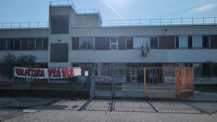 Milano, blitz dei collettivi contro il ministro Valditara: “Le passerelle non sono riforme”