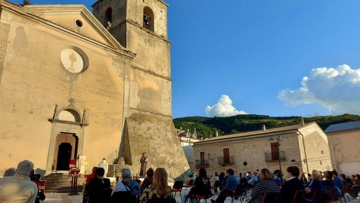 Le campane disturbano il sonno dei turisti, il vescovo ferma ai rintocchi dalle 22 all 7. Ma è rivolta in paese: "Andatevene a casa"