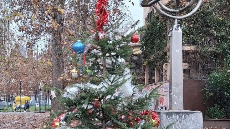 La storia a lieto fine dell'albero di Natale di piazza Gerusalemme, salvato dai bimbi del quartiere