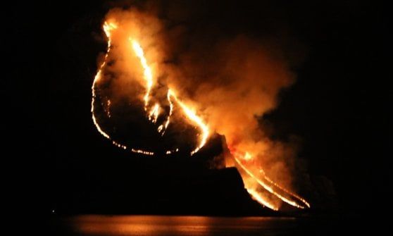 Trapani, le fiamme avvolgono Monte Cofano, di fronte a San Vito Lo Capo. Incendio domato intorno alle 5