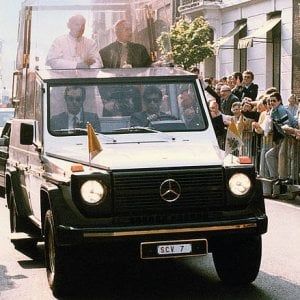 Mercedes G230, quaranta anni fa la papamobile di Papa Wojtyla