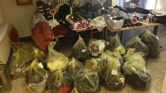 Milano, vendeva in saldo 600 abiti griffati rubati in altri negozi: il blitz in zona Buenos Aires