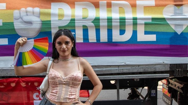 Pride, il grido del corteo infinito contro il clima di odio: “L’amore è per tutti”
