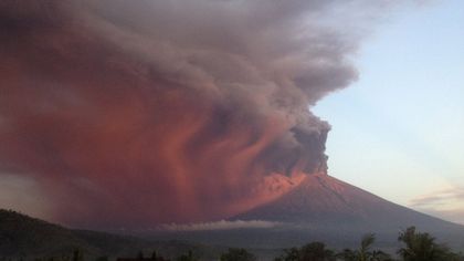 Bali, erutta il vulcano Agung: migliaia di sfollati e voli rinviati