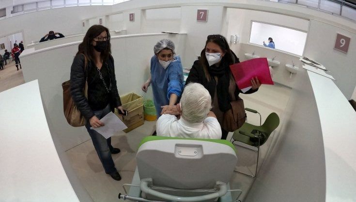 Coronavirus, in Puglia al via le adesioni per le vaccinazioni dai 79 ai 60 anni 