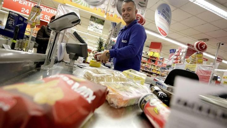 Carrefour taglia ancora addetti: fuori in 80 su base volontaria, turni impossibili per chi resta