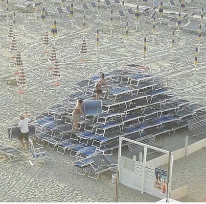 Rimini, l'impresa dei vandali: con i lettini formano una piramide