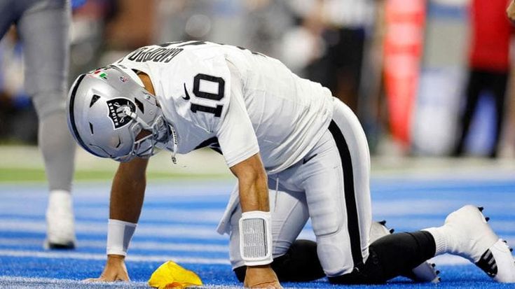 Nfl, rivoluzione Raiders: cacciati head coach, offensive coordinator, general manager. E il qb Garoppolo perde il posto per un esordiente