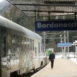 Pendolari sui binari al freddo, sale d'attesa sbarrate sulla Torino-Bardonecchia