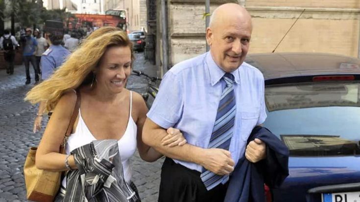 Il ritorno dell’ex forzista Sandro Bondi: prove da meloniano con la moglie all’evento di FdI