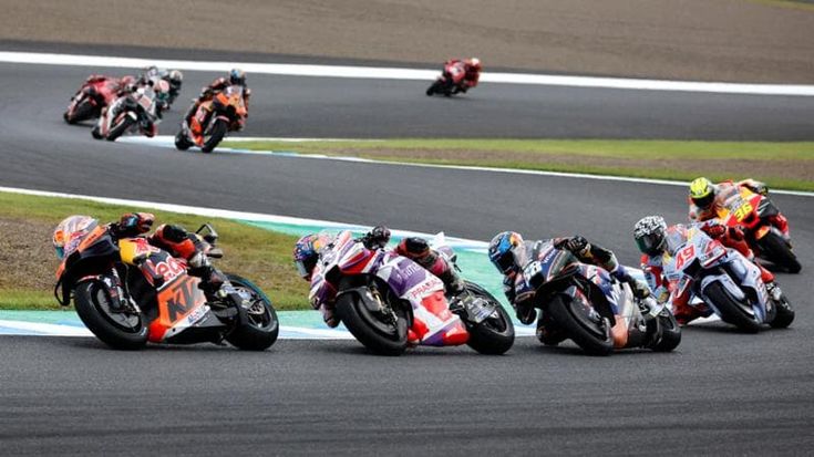 MotoGp, la pioggia ferma la gara a metà in Giappone: vince Martin davanti a Bagnaia e Marquez