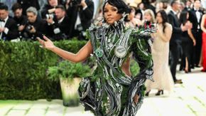 Met Gala 2026, Janelle Monáe tra farfalle e cavi: "Restiamo umani, la Natura ci parla"