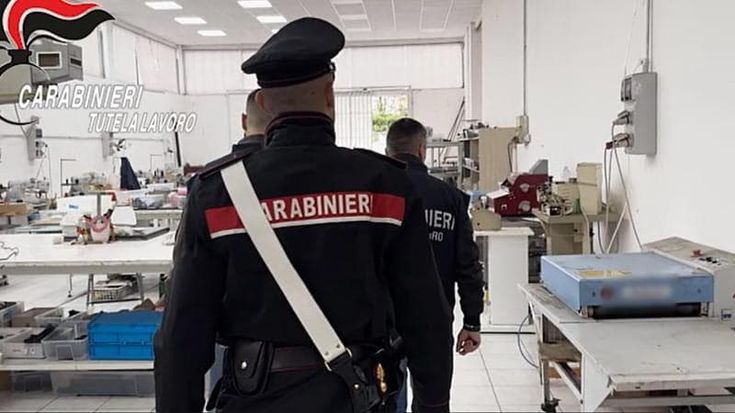 Caporalato nella moda, altri 13 brand nell’inchiesta: carabinieri da Prada, Gucci, Versace, D&G