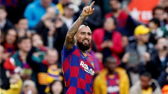 Premi non pagati, Vidal denuncia il Barcellona. La replica del club: "Non gli dobbiamo nulla"