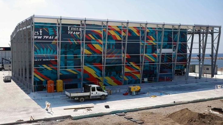 E a Bagnoli lavori in corso, ecco gli hangar dei team: c’è la colorata base di New Zealand