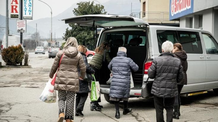 Nel paese senza negozi, il Comune porta i nonni in gita al supermarket