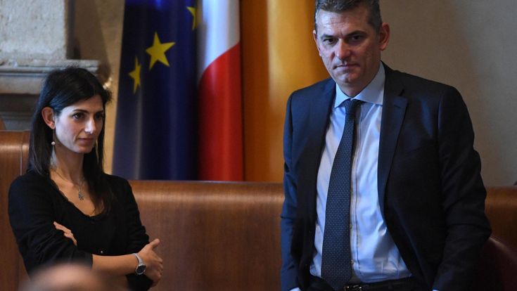 Roma, le pressioni di Raggi all'ad di Ama: "Devi cambiare il bilancio, la città è fuori controllo"